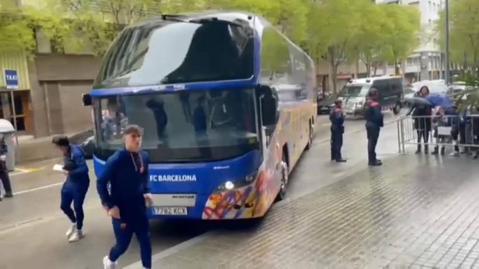 El Barça llega a su hotel de concentración antes del partido contra el Sevilla