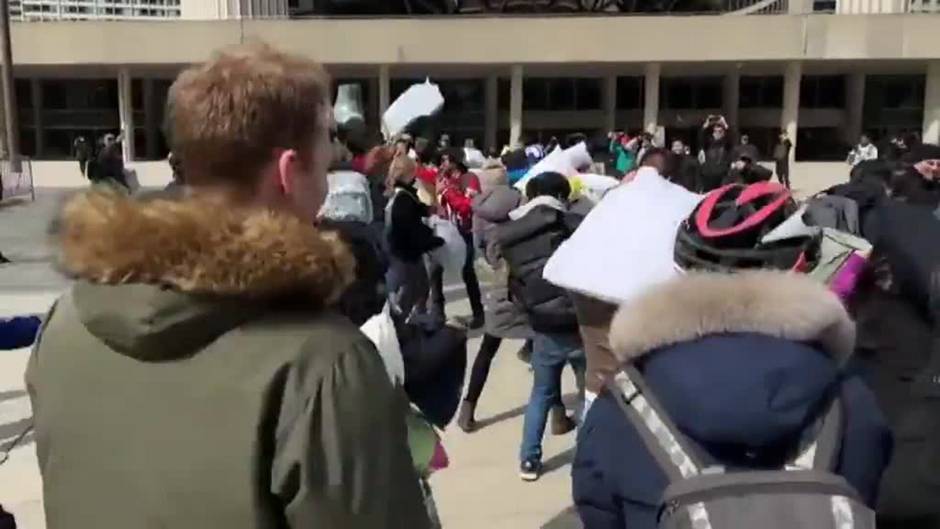 Toronto celebra tras dos años de pandemia el Día Internacional de la Pelea de Almohadas