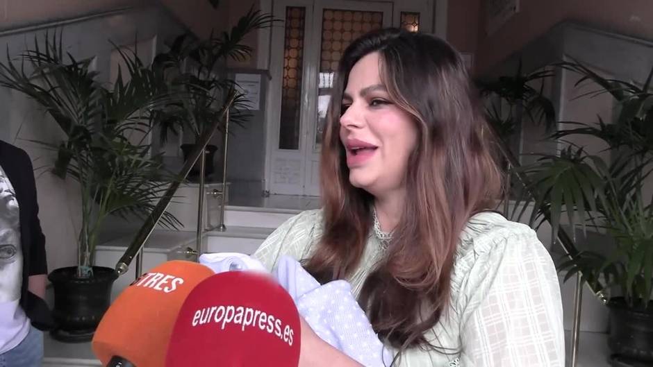 Marisa Jara, emocionadísima y sin poder contener las lágrimas, presenta a su hijo Tomás