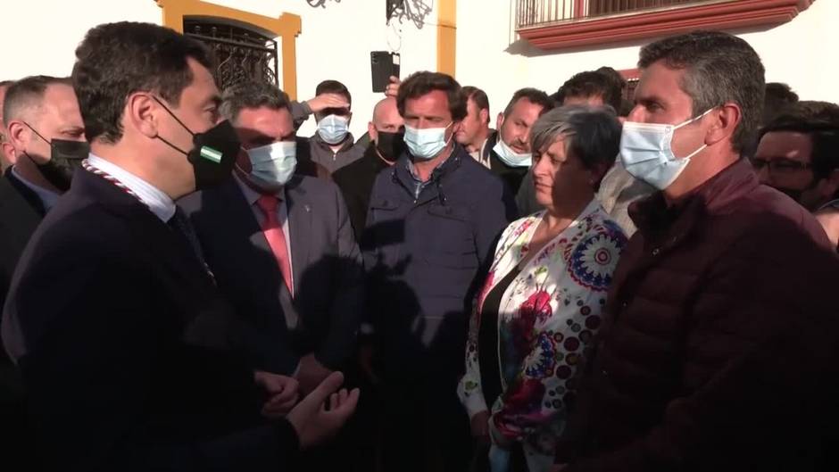 Moreno traslada el apoyo del Gobierno de Andalucía a los agricultores onubenses