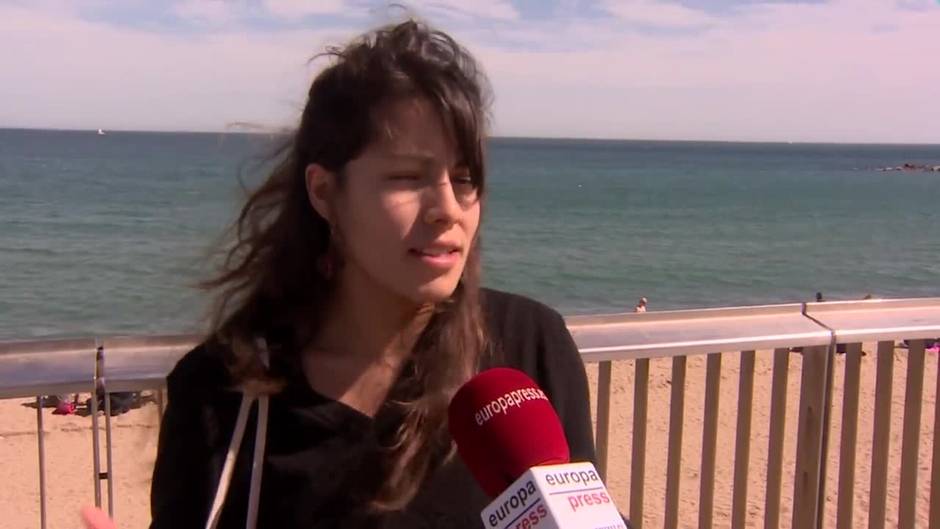 Diversidad de opiniones sobre la prohibición del tabaco en las playas de Barcelona a partir de julio