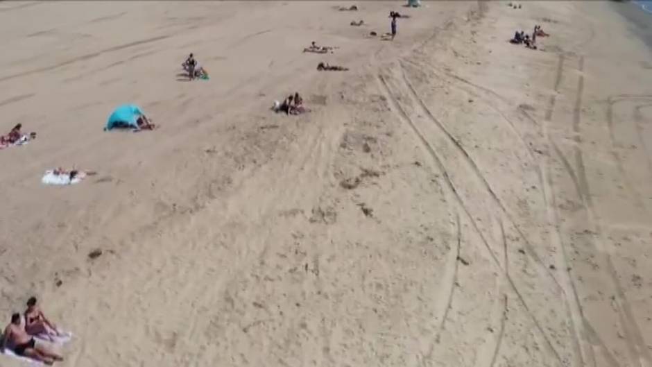 Miles de personas llenan las playas de California en una inusual ola de calor en pleno abril