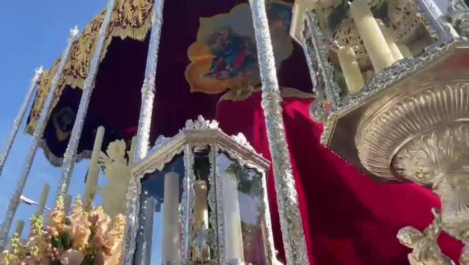 La emotiva imagen que deja la Virgen de la Milagrosa a los sones de Candelaria este Sábado de Pasión