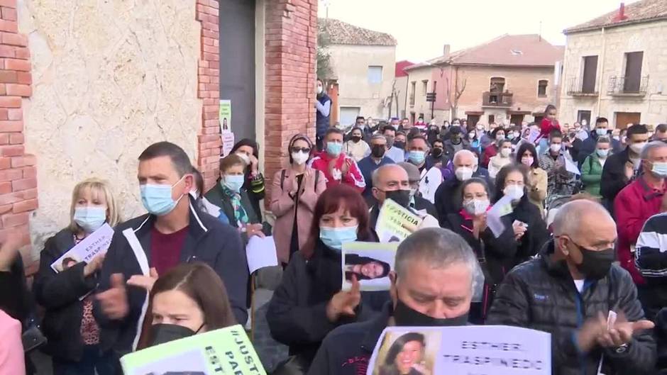 Traspinedo recuerda con un minuto de aplausos a Esther López