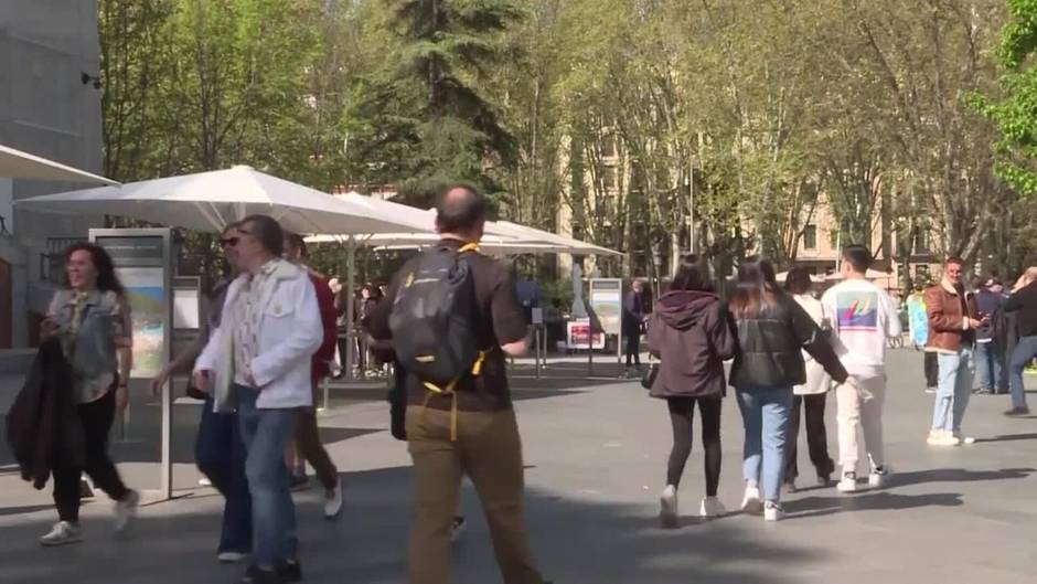 Turistas y locales aprovechan el Jueves Santo para visitar museos y "recorrer" la capital
