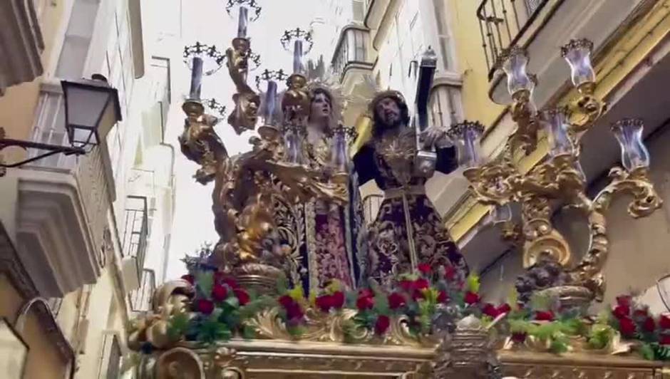 Vídeo: El paso de la cofradía de Afligidos recorre Cádiz el Jueves Santo