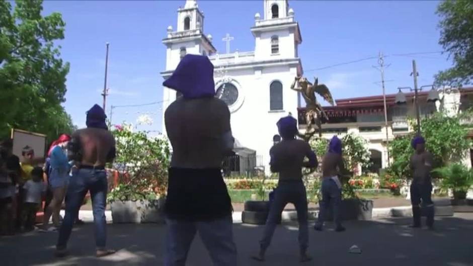 Penitentes filipinos se flagelan por las calles de Manila