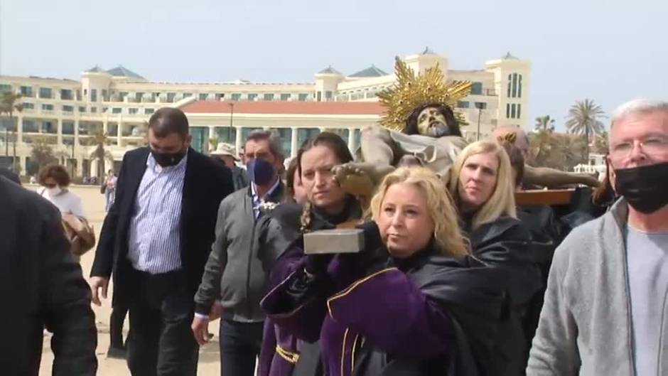 El Cristo del Salvador acude a la playa de la Malvarrosa en procesión con bañistas de por medio