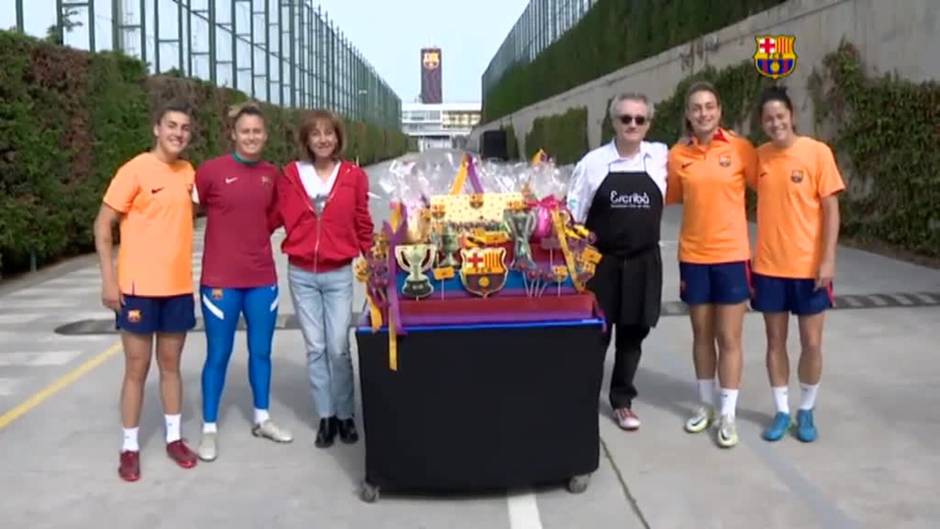 Las jugadoras del Barça reciben las monas de Pascua