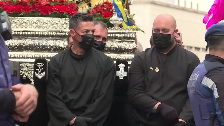 La procesión de la Soledad conmemora el Sábado Santo en Madrid