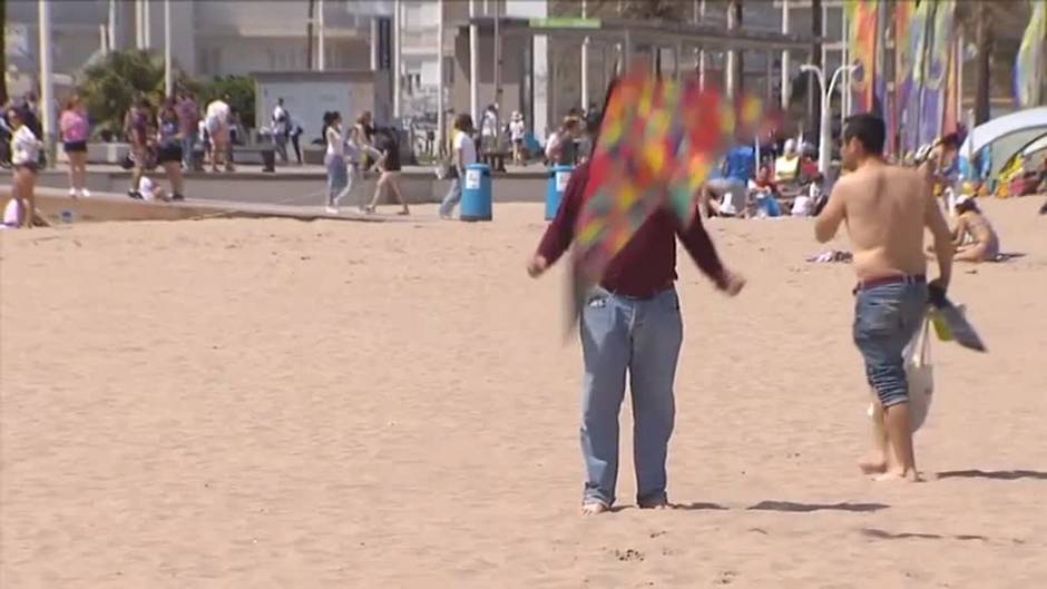 Gandía acoge la tradicional competición anual de cometas en la playa