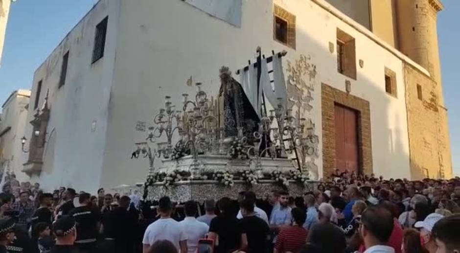 Video: Último esfuerzo para los cargadores de la Virgen de la Soledad de Santo Entierro