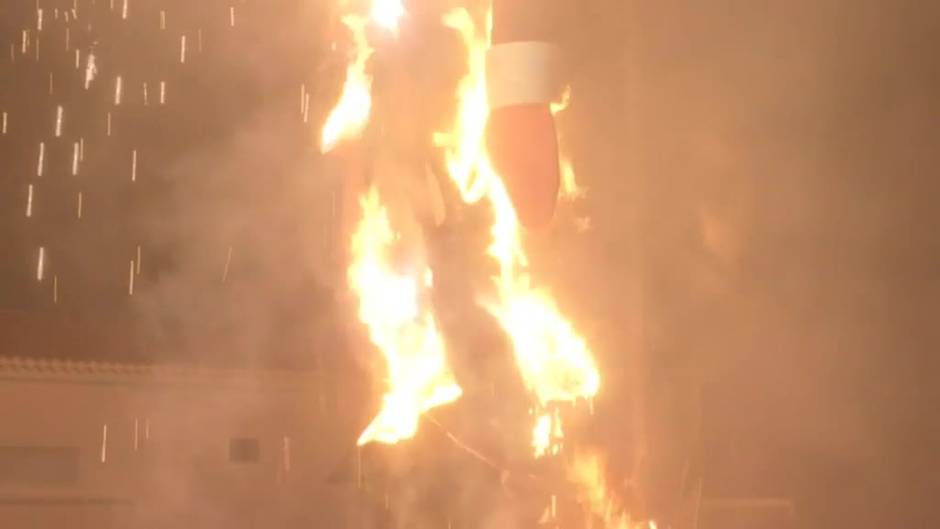 Putin arde en llamas en la tradicional quema de Judas del municipio canario de Teror