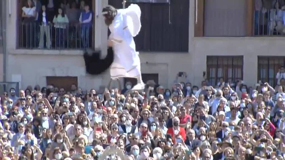Peñafiel celebra la Bajada del Ángel del domingo de Resurrección