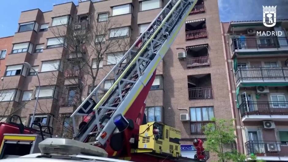Una mujer mata a una vecina y muere al tirarse por la ventana de su casa en Carabanchel