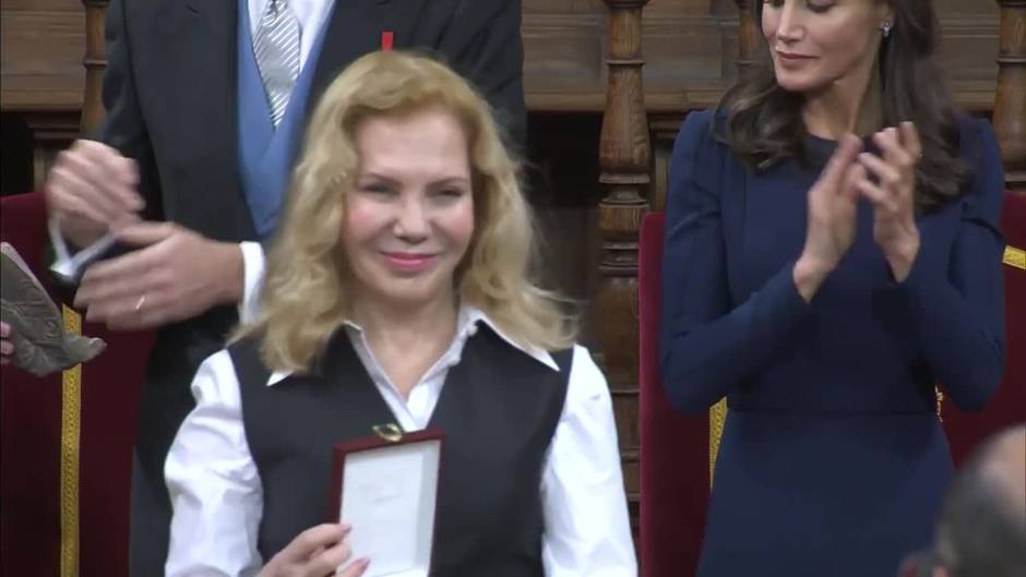 Cecilia Roth recoge el Premio Cervantes en representación de Cristina Peri Rossi