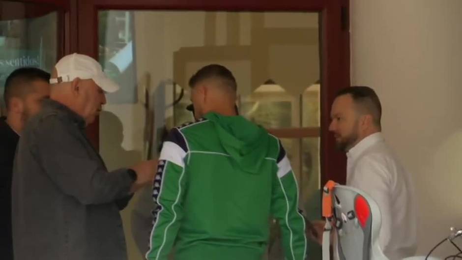 La afición del Betis acude a animar a su equipo al hotel de concentración