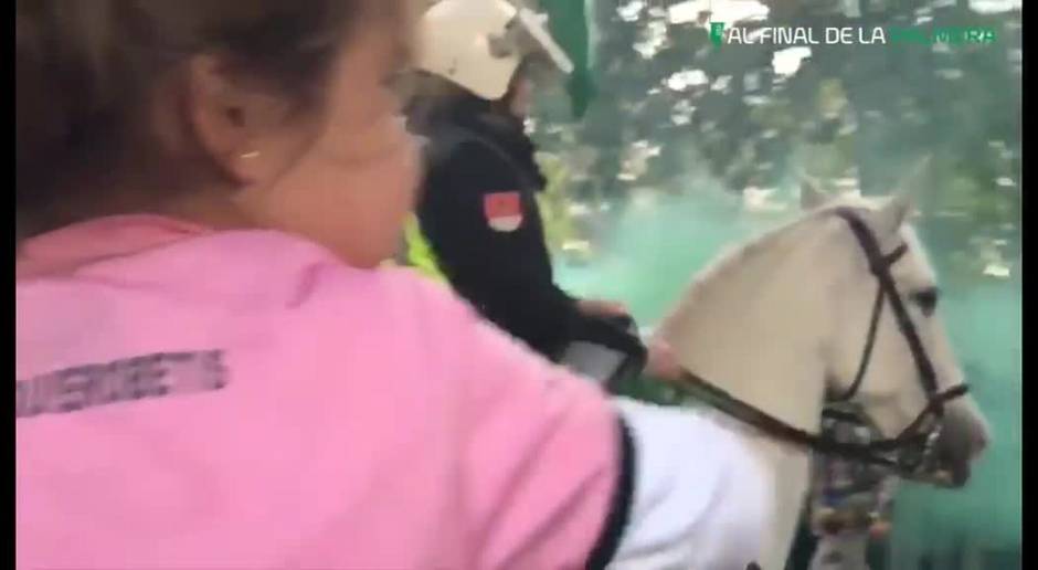 Salida del bus del Betis hacia la final de la Copa del Rey