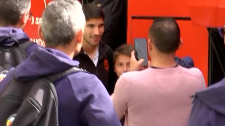 Caras largas de los jugadores del Valencia al abandonar Sevilla tras perder la Copa del Rey