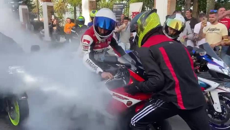 Los aficionados al Gran Premio queman goma en El Puerto