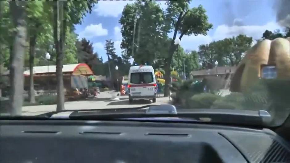 Los servicios de emergencia socorren a una mujer herida en el ataque ruso a Járkov