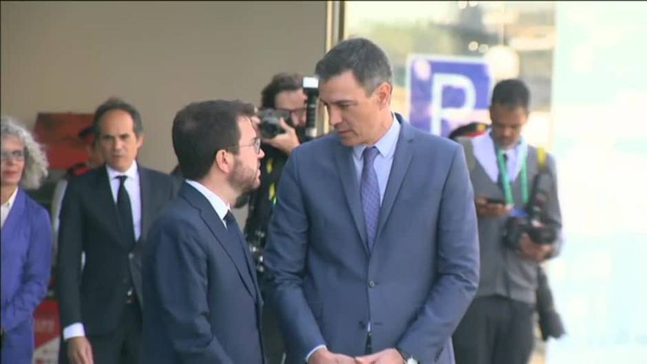 Animada charla entre Sánchez y Aragonés en su primer encuentro tras el escándalo de las escuchas