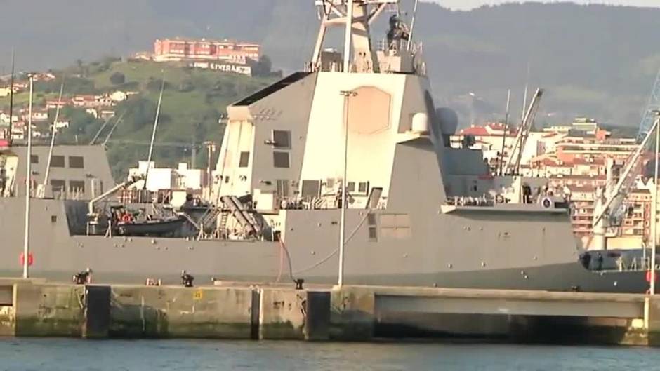 La llegada al puerto de Getxo de la fragata Méndez Núñez causa sensación