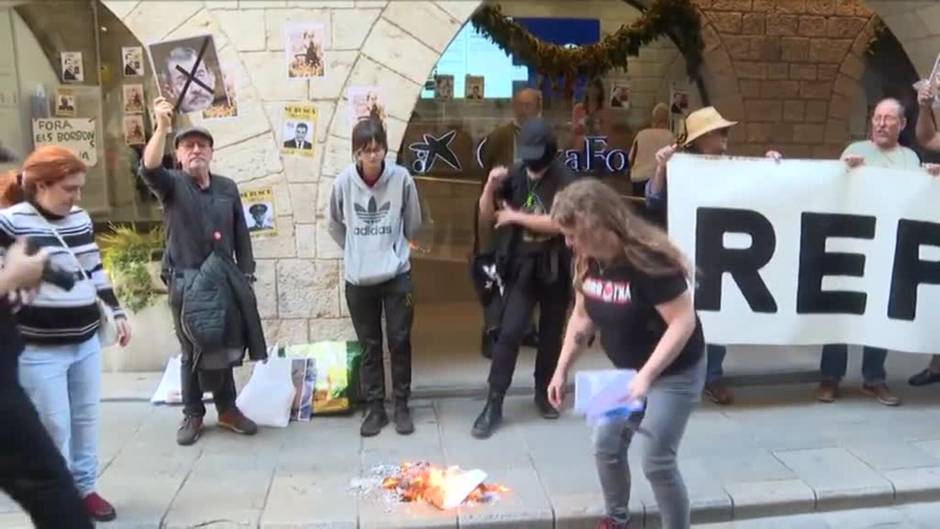 Queman fotos de Felipe VI en una protesta independentista en Girona