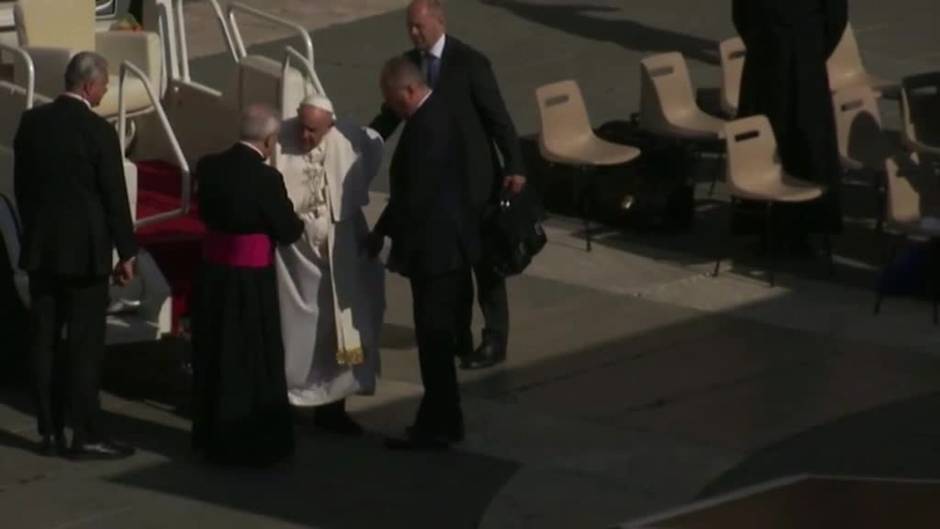 El Papa muestra sus problemas para caminar en una nueva audiencia en el Vaticano
