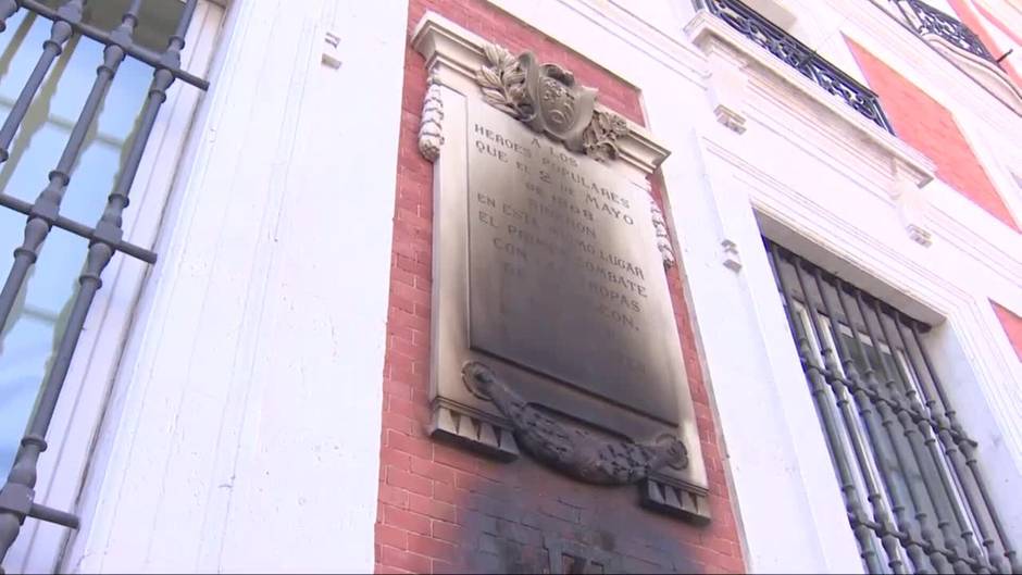 Queman la corona y la placa a los Héroes del Dos de Mayo de la Real Casa de Correos