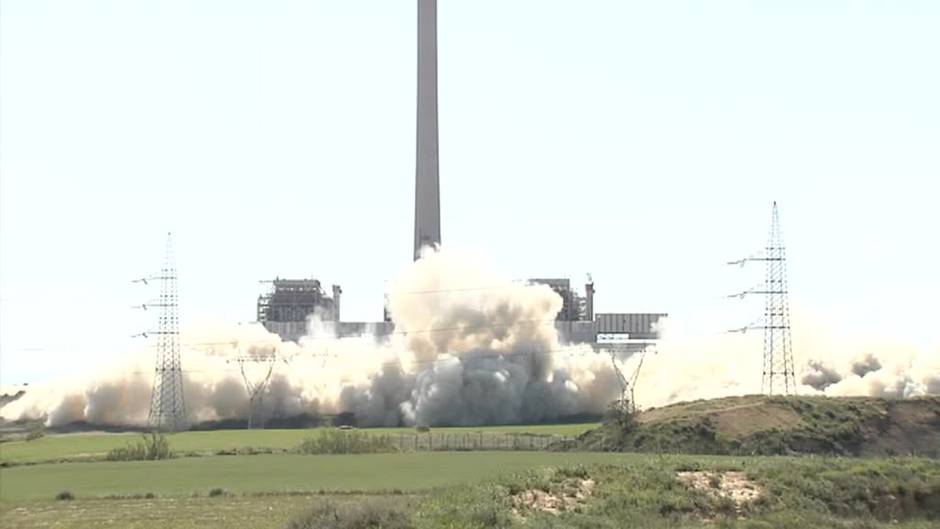 Las tres torres de la térmica de Andorra ya son historia tras su derrumbe