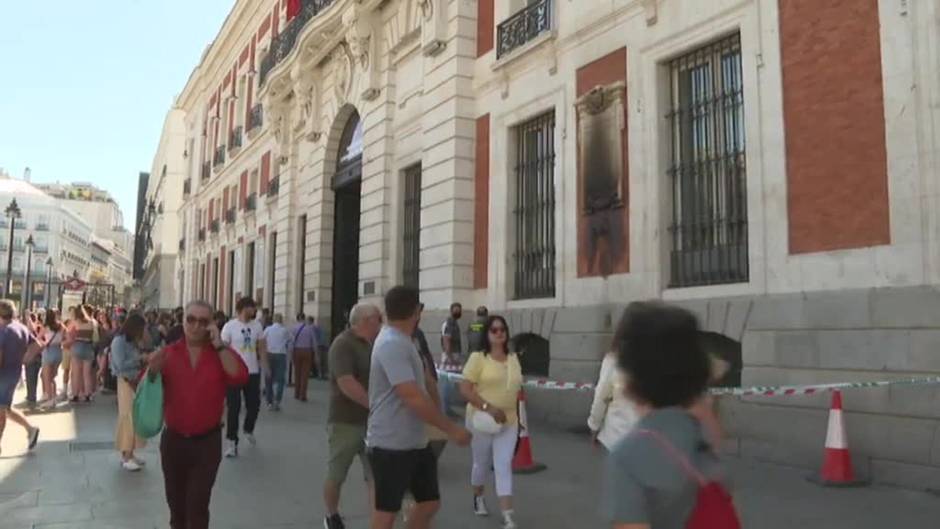 Calcinan la placa de homenaje a los héroes del Dos de Mayo en la Puerta del Sol