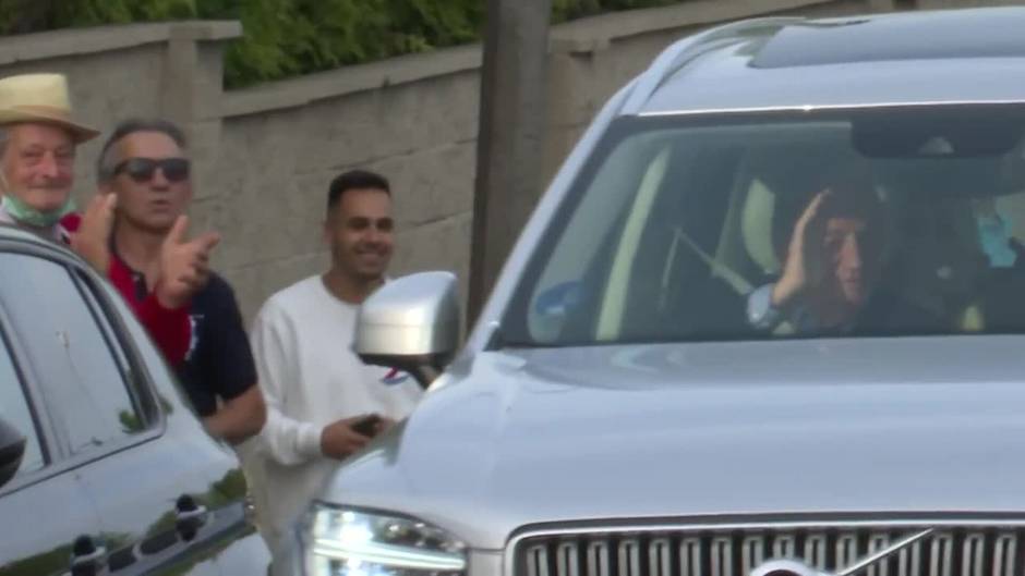 Don Juan Carlos I llega radiante y sin dejar de sonreír a Sanxenxo