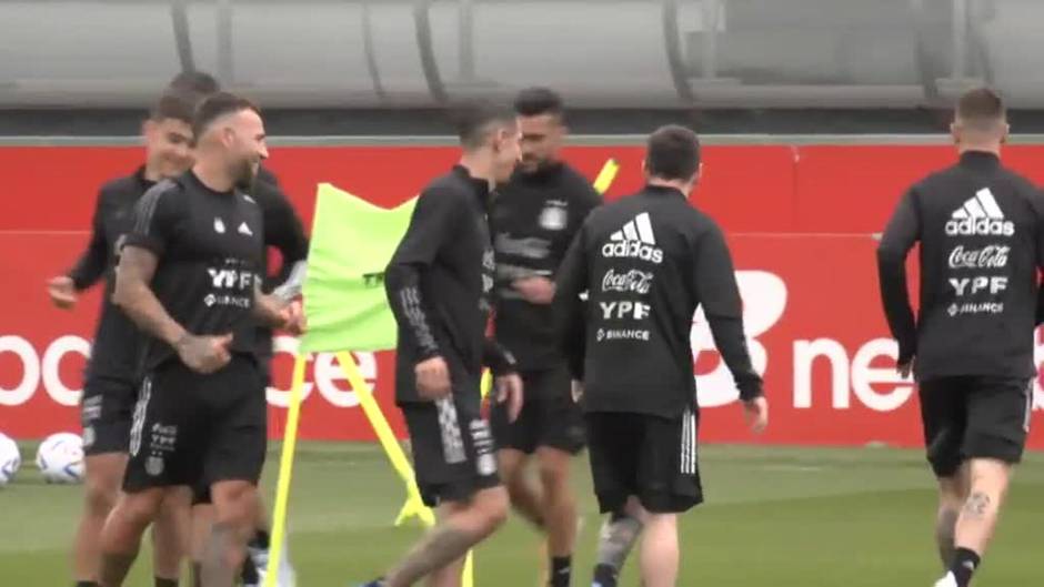 La selección argentina ya se entrena sobre el césped de Lezama