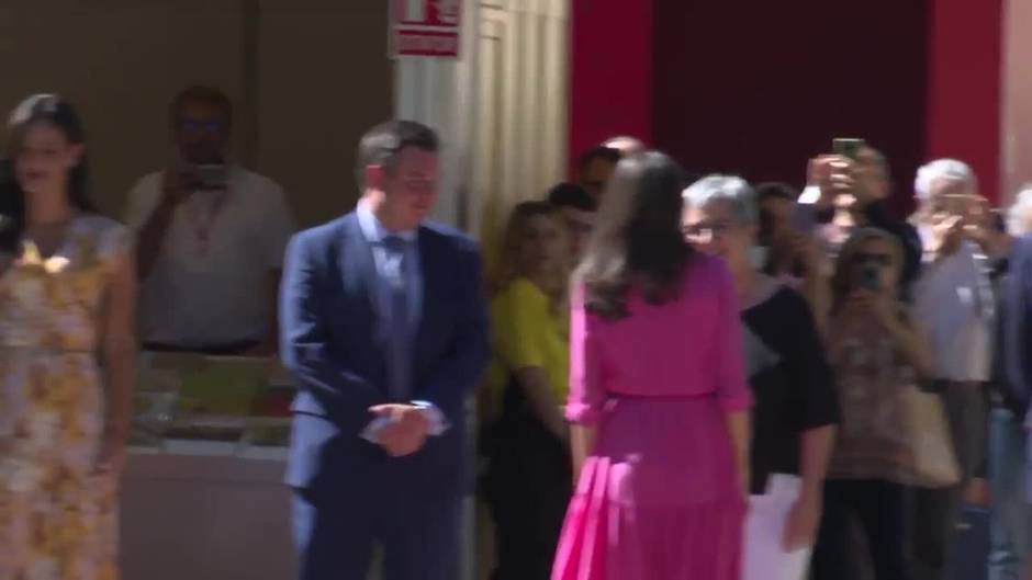 La Reina Letizia, radiante y con alpargatas nuevas en su cita con la Feria del Libro