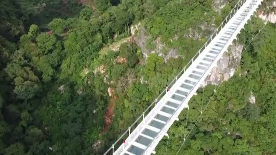 Vietnam inaugura del puente de cristal más largo del mundo