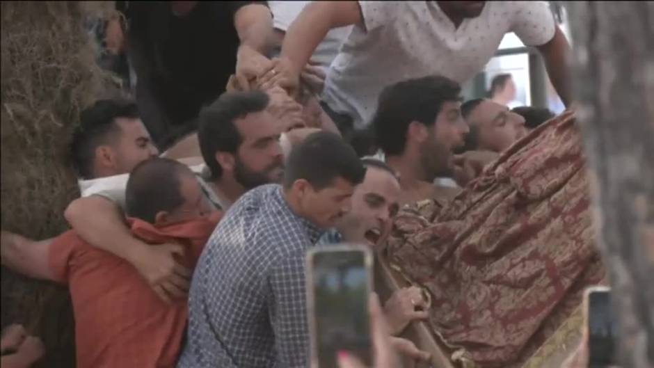 La Blanca Paloma, ya se encuentra en su Ermita de la aldea del Rocio