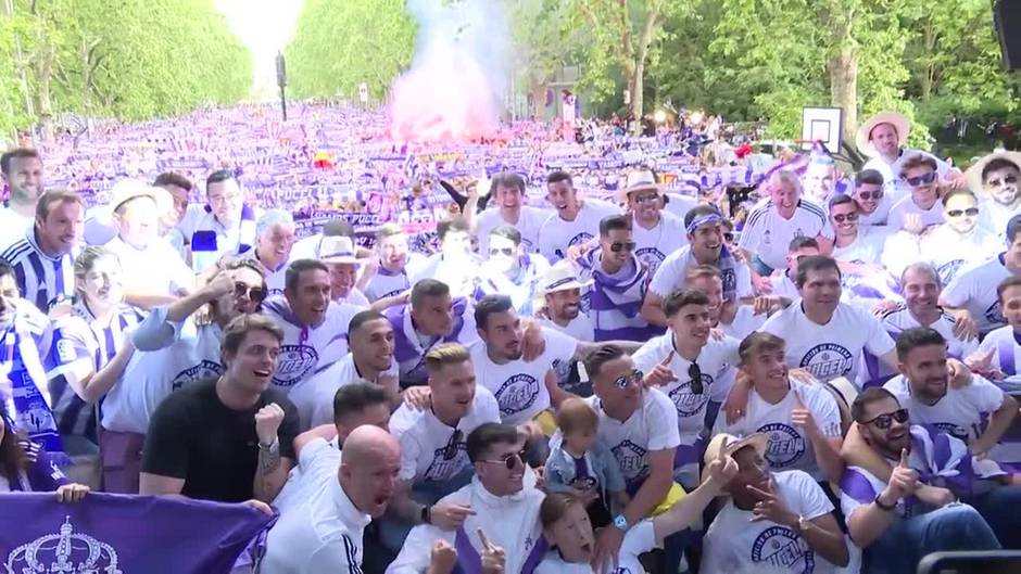 Miles de personas arropan la 'rúa' del Real Valladolid a gritos de 'Pucela es de Primera'