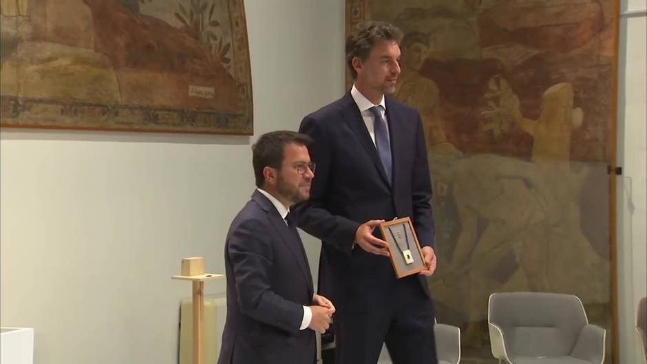 Pau Gasol recibe la Creu de Sant Jordi de mano de Aragonès