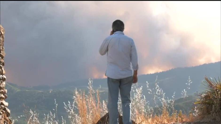 Sesenta desalojados en Benahavís por el incendio en Pujerra