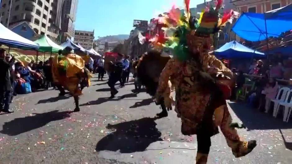 Bolivia recupera el desfile del Gran Poder en un derroche de alegría y fervor