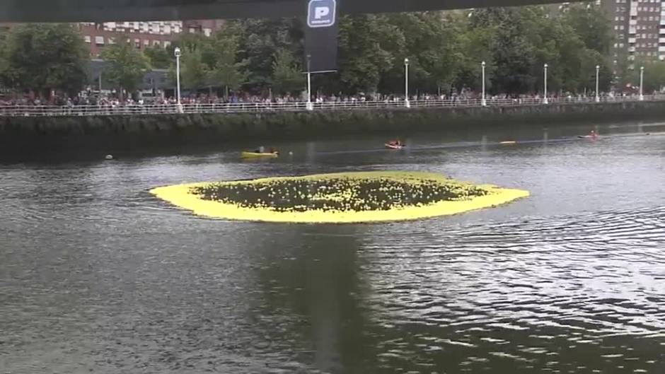 Más de 20.000 patitos de goma saltan a la ría de Bilbao