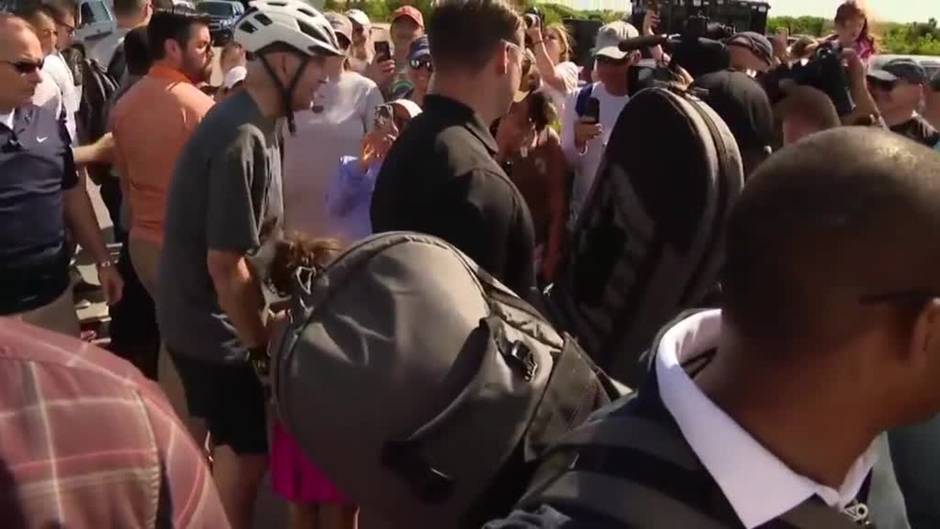 Biden se cae de la bici cuando paseaba por la playa de Delaware