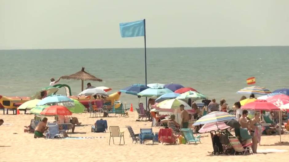 Los andaluces viven la jornada de reflexión en la playa antes del 19-J