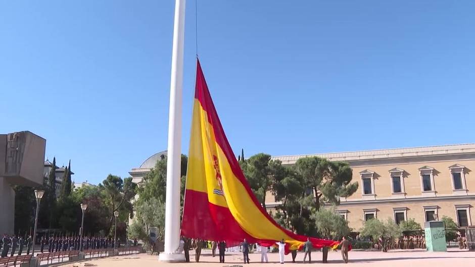 Un izado de Bandera conmemora el octavo aniversario del Rey en el trono