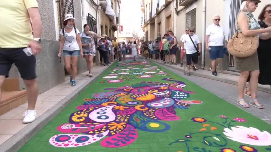 Las alfombras florales del Corpus llenan de color los pueblos de España