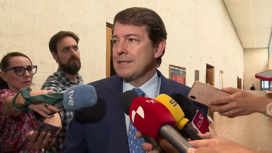 Mañueco, "al lado" de las personas que sufren tras el incendio La Culebra, pide pensar en el futuro