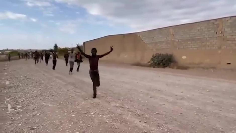 Cientos de migrantes saltan la valla de Melilla