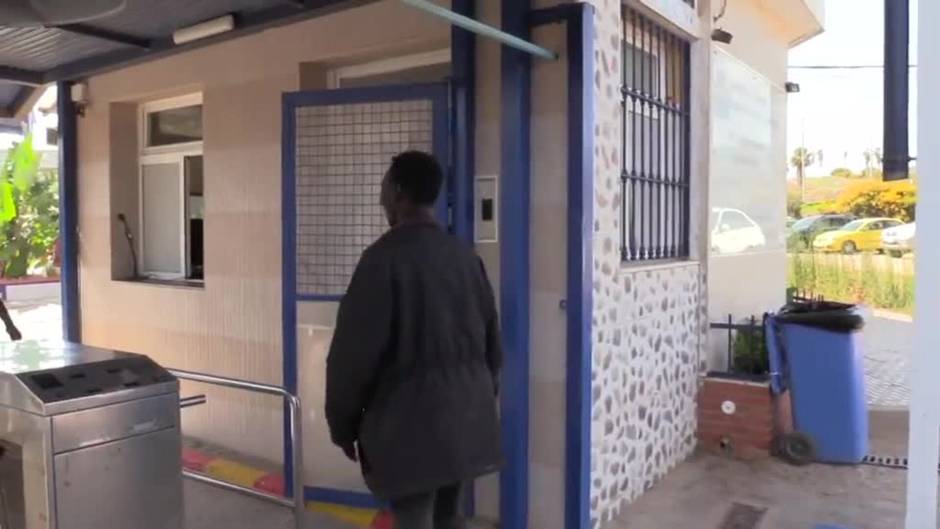 Decenas de inmigrantes entran en Melilla tras un salto masivo a la valla