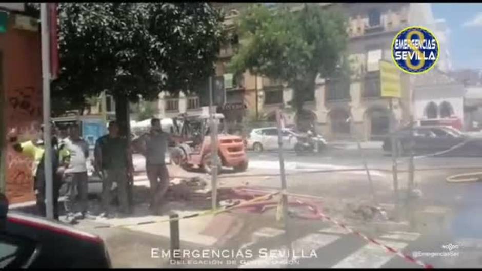 Bomberos y Policia de Sevilla han intervenido en un escape de gas en la Ronda Histórica